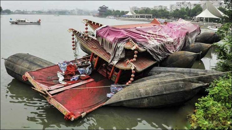 Refloat dragon boat with salvage airbags