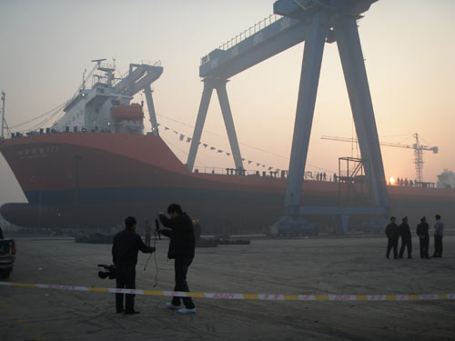 CNNOC “Ocean oil 225”Launched with Evergreen Marine Airbags