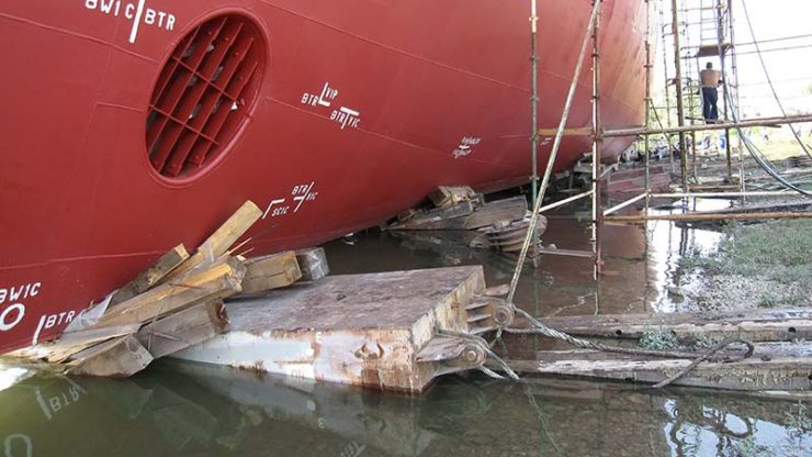 Salvage stranded 6500 CBM LPG Vessel with Evergreen marine airbags