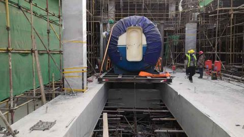 Hyperbaric oxygen chambers moving and lifting with roller airbags