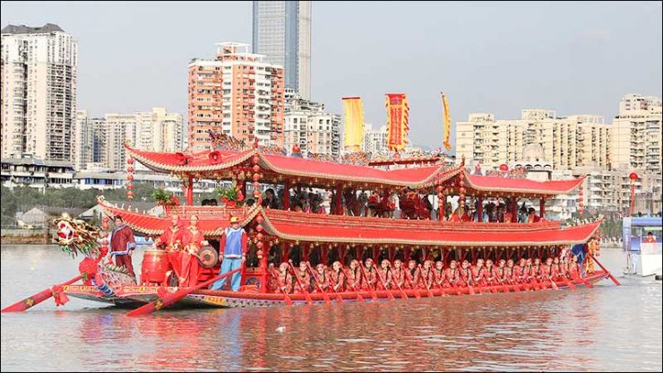 Refloat dragon boat with salvage airbags
