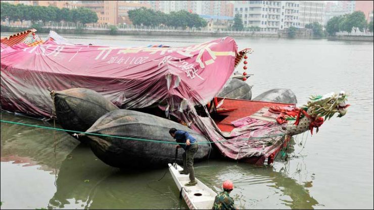 Refloat dragon boat with salvage airbags