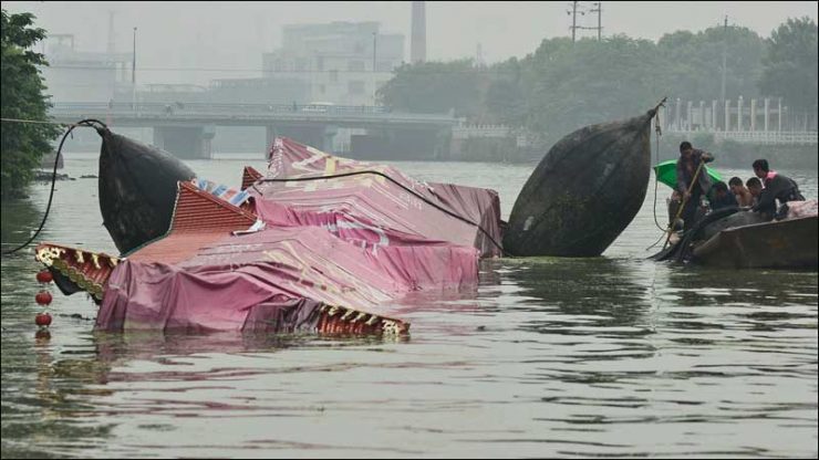 Refloat dragon boat with salvage airbags