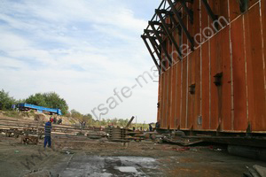 Steel portable cofferdam launched with marine airbags