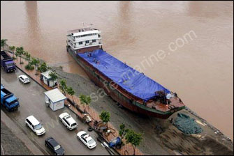 Salvage airbags used to grounded cargo ship in Jialing River