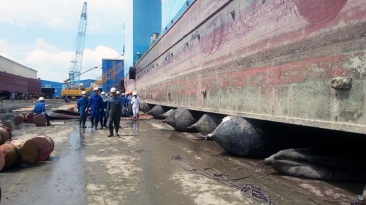 Dry dock a floating dry dock with Evergreem marine airbags