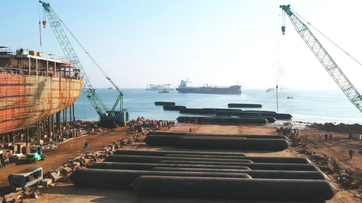 DWT 17500 Oil Tanker of PT Pertamina Launches with evergreen airbag