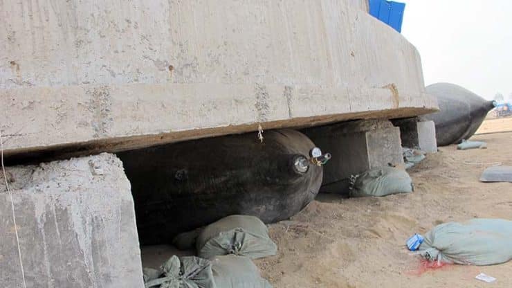 Relocates 4000 tonnes statue with evergeen airbags
