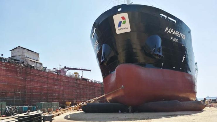 DWT 17500 Oil Tanker of PT Pertamina Launches with evergreen airbag