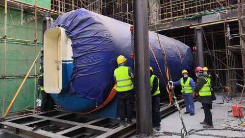 Hyperbaric oxygen chambers moving and lifting with roller airbags