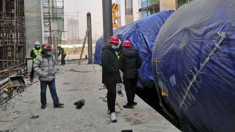 Hyperbaric oxygen chambers moving and lifting with roller airbags